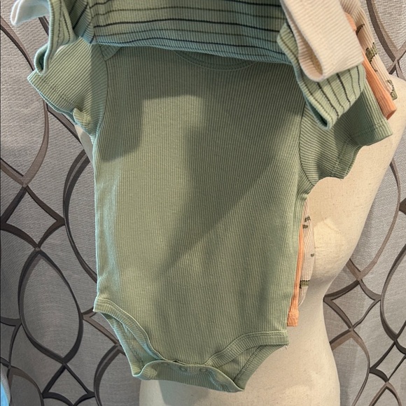 NEW 5 piece short sleeve infant bodysuits onesies- Infant onesies 6-9 months - Picture 4 of 7